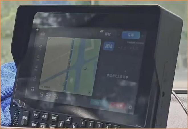 公交车乘客看到都懵了！新葡京娱乐城比亚迪秦跑